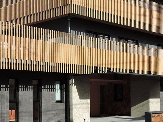 木目格子の建物外観  