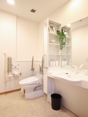 バリアフリートイレ設備 清潔感のあるトイレ 安全手すり完備の明るいトイレです。快適で清潔感のある空間が整備されており、利用に便利です。