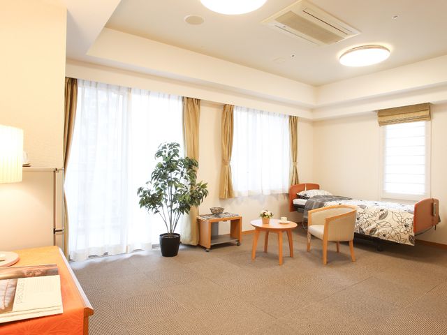 居室のゆったり空間 広い居室 暖かみのある色合いでまとめられた居室は、ゆとりを感じさせる広々としたつくりです。プライバシーが保たれつつ、快適な毎日を送れる空間となっています。