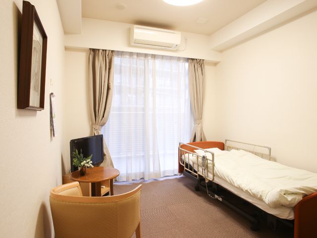 居室のきれいな内装 明るい居室 温もりを感じるシンプルな居室です。必要な家具が整えられ、ゆったりと過ごせる空間が提供されています。