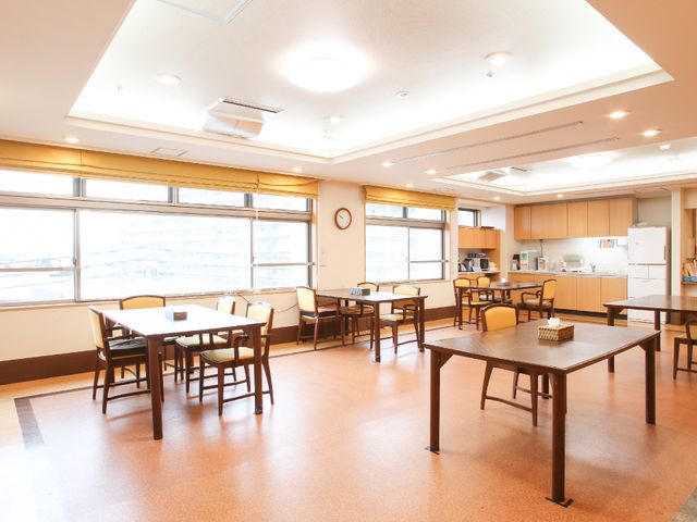 広々とした快適な食堂 明るい食堂 大きな窓から自然光が入る明るい食堂です。落ち着いた雰囲気で食事ができ、ゆったりとした時間を過ごせます。