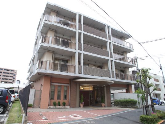 白と茶色の建物の外観