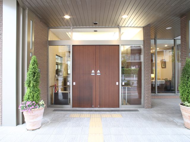 エントランスの正面景色 エントランス ゆったりとしたエントランスには自然光が差し込み、プライバシーに配慮した設計が特徴です。利便性と安全性を考えたデザインで、訪れる方を温かく迎えます。