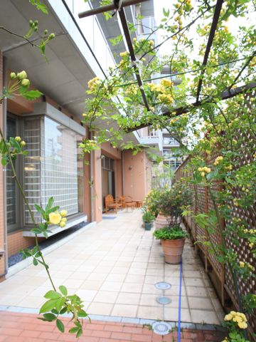 緑豊かな中庭の風景 テラス 植物に囲まれた静かな中庭は、居住者の憩いの場となっており、穏やかな時を過ごすことができます。