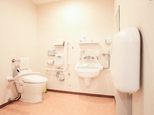 バリアフリー設計のトイレ 明るいトイレ 手すり付きトイレ、身体の不自由な方でも安心して利用できる設計がされています。サポートが必要な場合もスタッフが備えております。