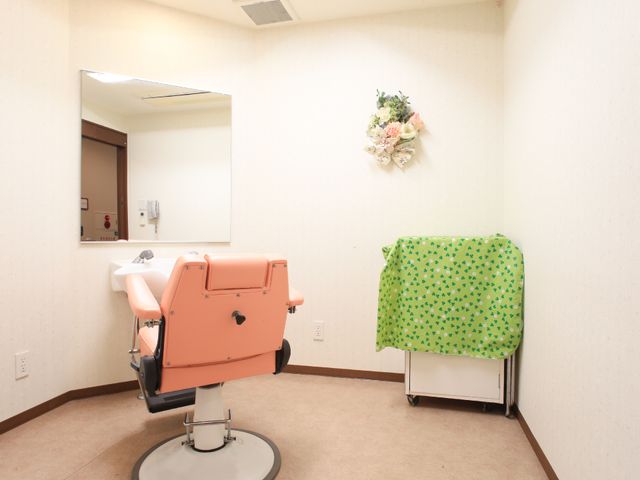 清潔な理美容室 洗髪室 快適な理美容サービスが受けられる、清潔で落ち着いた空間が整っています。ゆったりとした時間を過ごせる場所です。