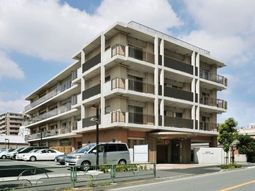 明るい外観のモダン建築