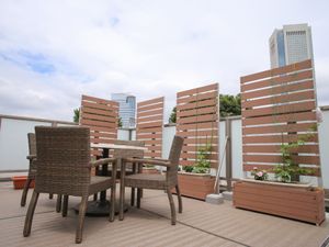 屋上テラスの椅子とテーブル