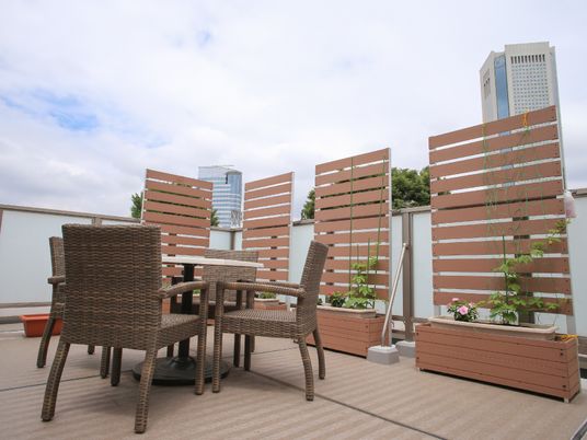 屋上テラスの椅子とテーブル