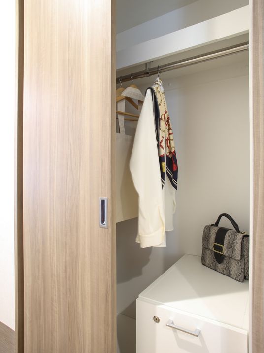 整った居室のクローゼット