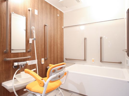 バリアフリー設計の浴室