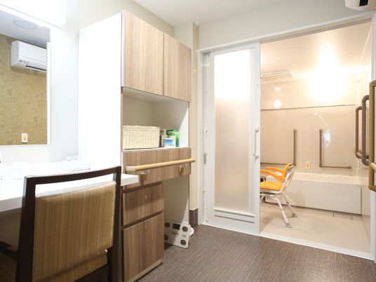 バリアフリーの洗面台と浴室