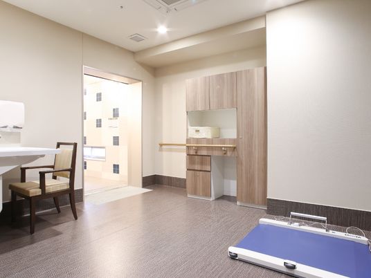 洗面台と体重計のある居室