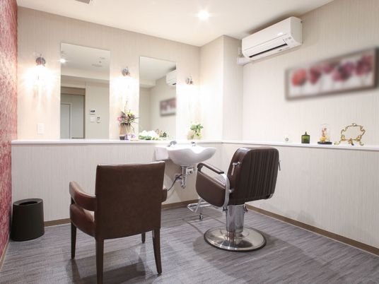 美容室の椅子と洗面台