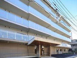 明るい光差すエントランス
