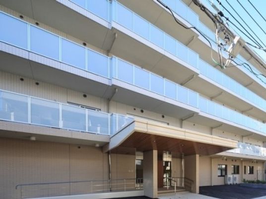 明るい建物のエントランス