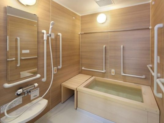 手すり付き清潔な浴室