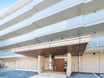 広々とした入口の外観