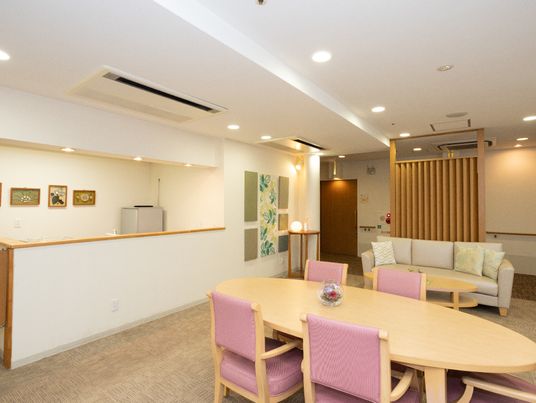 暖かみのあるラウンジ風景