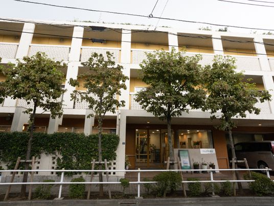 多階層の建物の外観