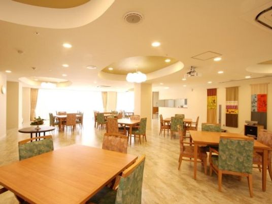 広々としたダイニングスペース