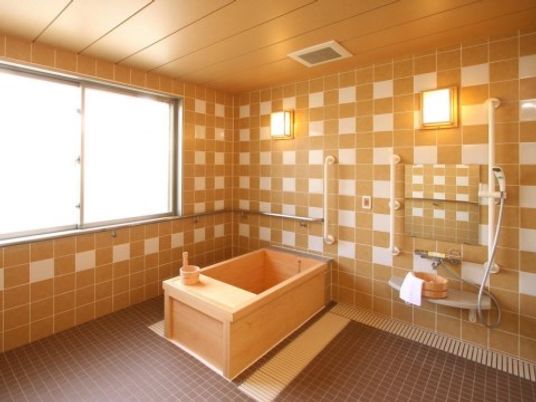 明るいタイルの浴室