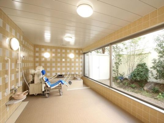 清潔な浴室と庭園