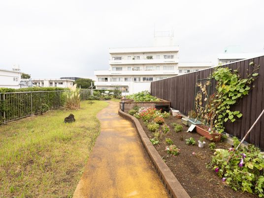 庭付きの建物外観