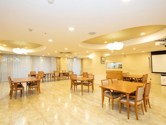 広々とした食堂の空間