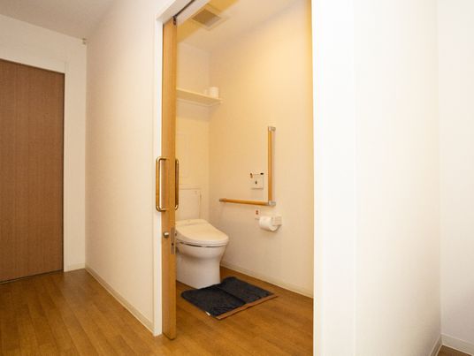 バリアフリー設計のトイレ