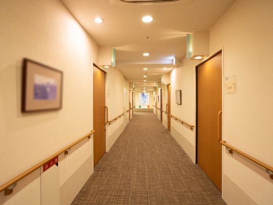 手すり付きの清潔な廊下