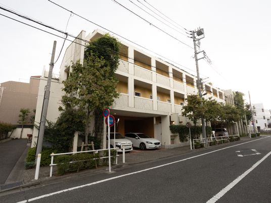 都会の明るい建物外観