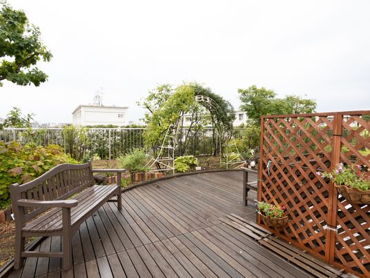 ベンチのある屋上庭園