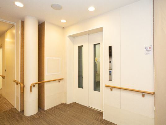 エレベーター前の廊下