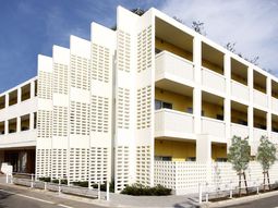 明るい建物の外観