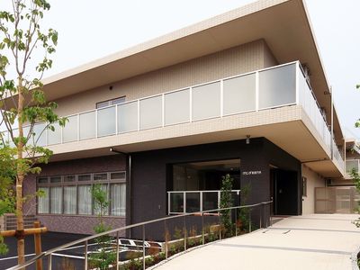 モダンな外観の建物