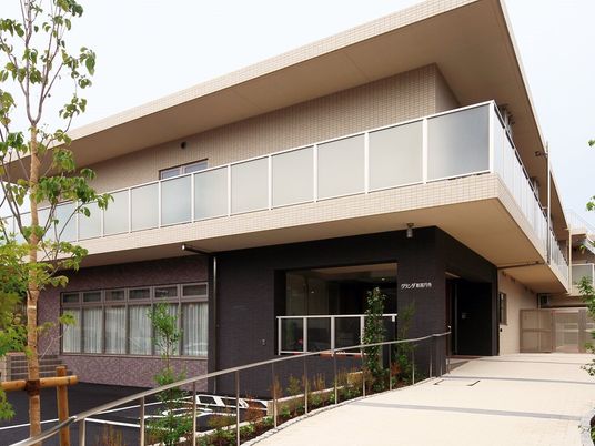 モダンな外観の建物