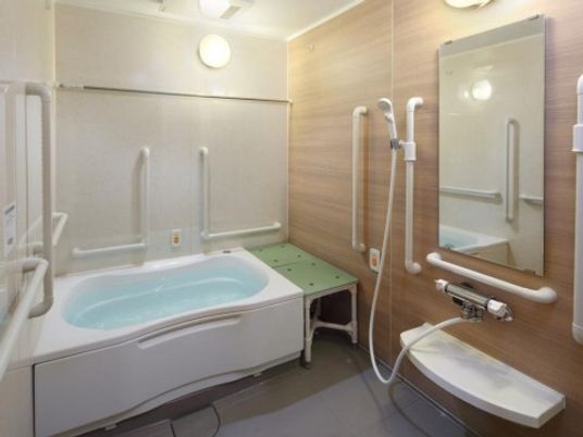 バリアフリー設計の浴室