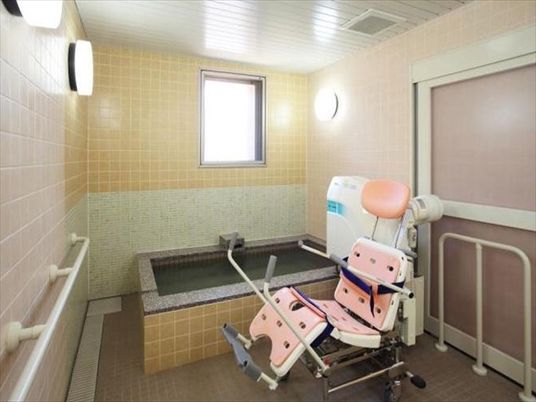 バリアフリー設計の浴室