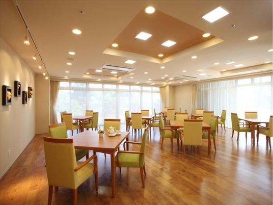 明るいダイニング空間