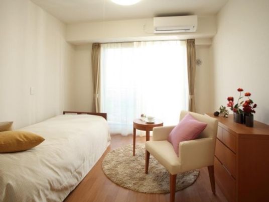 明るい居室の様子