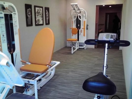 リハビリ機器の整った部屋