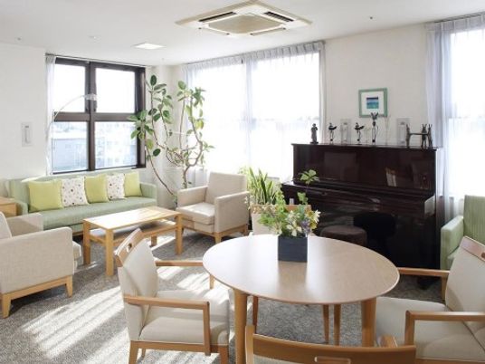 明るい居心地のラウンジ