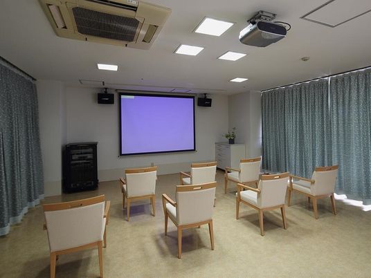プロジェクター付き多目的室