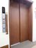 エレベーターの木目調扉