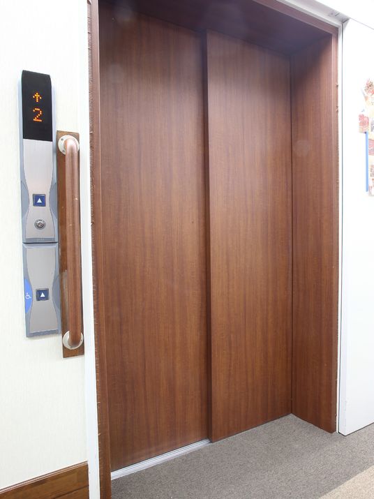 エレベーターの木目調扉