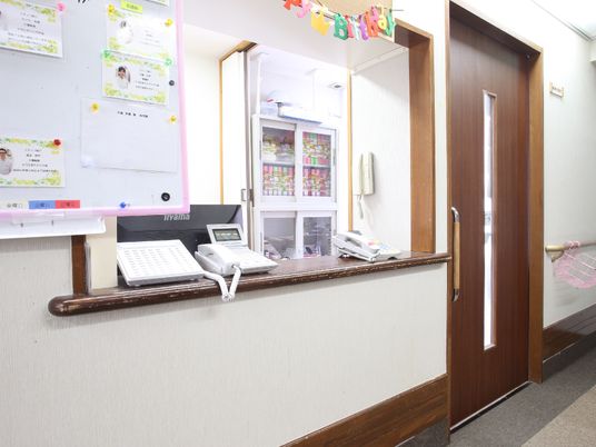 受付の様子を捉えた看板