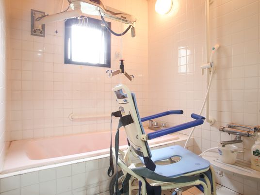 バリアフリー設計の浴室