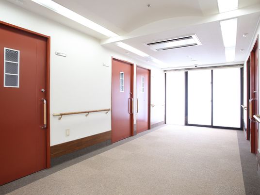 赤い扉のある廊下