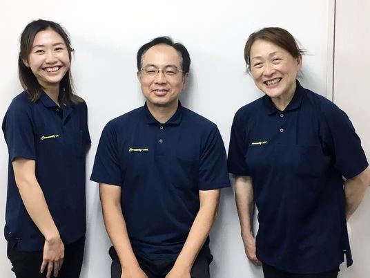笑顔のスタッフ3人  